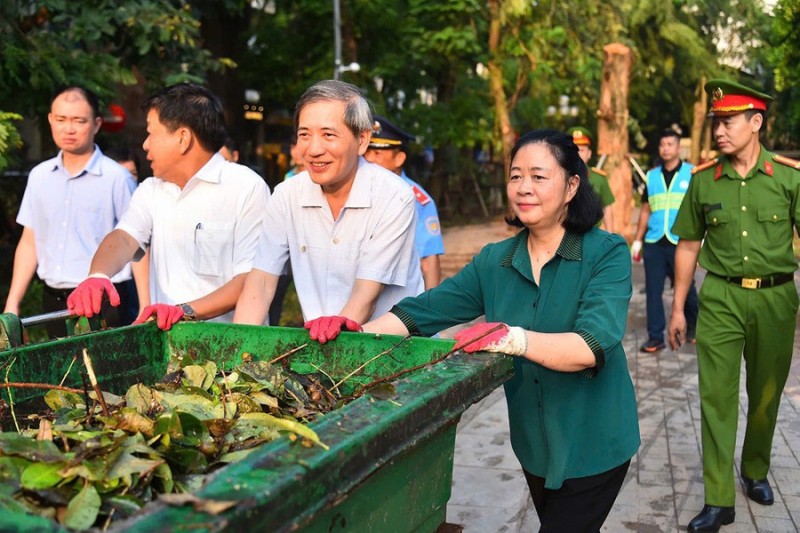 Bí thư Thành ủy Hà Nội Bùi Thị Minh Hoài cùng Nhân dân tham gia dọn vệ sinh môi trường (Ảnh: T.L).