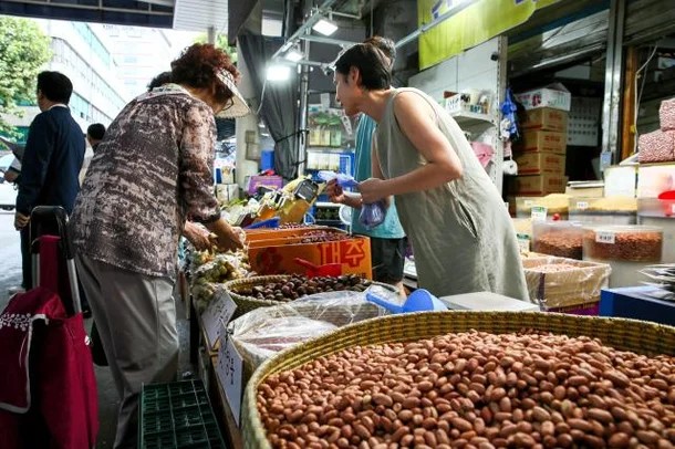 Chợ Kyungdong nằm ngay trung tâm Seoul, không chỉ nổi tiếng là nơi bán buôn tổng hợp mà còn là điểm giao thương của các loại thuốc thảo dược lớn nhất cả nước. Chợ Kyungdong nằm ngay trung tâm Seoul, không chỉ nổi tiếng là nơi bán buôn tổng hợp mà còn là điểm giao thương của các loại thuốc thảo dược lớn nhất cả nước.