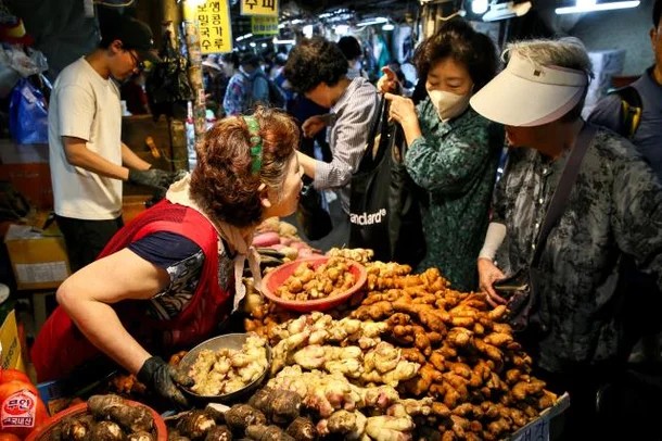 Chợ Kyungdong còn là nơi mà nhiều tiểu thương người Việt hoạt động, với các gian hàng trưng bày và kinh doanh hàng hóa từ Việt Nam, góp phần làm phong phú thêm văn hóa kinh doanh tại chợ truyền thống Hàn Quốc. (Ảnh: AJP) Chợ Kyungdong còn là nơi mà nhiều tiểu thương người Việt hoạt động, với các gian hàng trưng bày và kinh doanh hàng hóa từ Việt Nam, góp phần làm phong phú thêm văn hóa kinh doanh tại chợ truyền thống Hàn Quốc. (Ảnh: AJP)