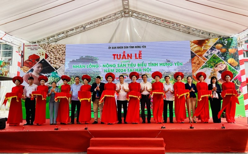 Các đại biểu thực hiện nghi lễ cắt băng khai mạc (Ảnh: T.L). Các đại biểu thực hiện nghi lễ cắt băng khai mạc (Ảnh: T.L).