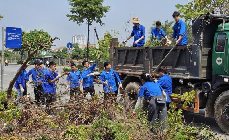 Sinh viên Trường Đại học Sư phạm Hà Nội 2 tham gia hỗ trợ sau bão số 3 (Ảnh: T.L). Sinh viên Trường Đại học Sư phạm Hà Nội 2 tham gia hỗ trợ sau bão số 3 (Ảnh: T.L).