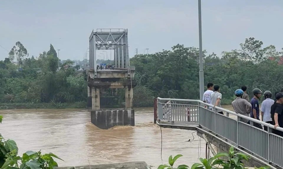 Hạ thủy thử nghiệm nhịp cầu phao sau sự cố sập cầu Phong Châu Hạ thủy thử nghiệm nhịp cầu phao sau sự cố sập cầu Phong Châu