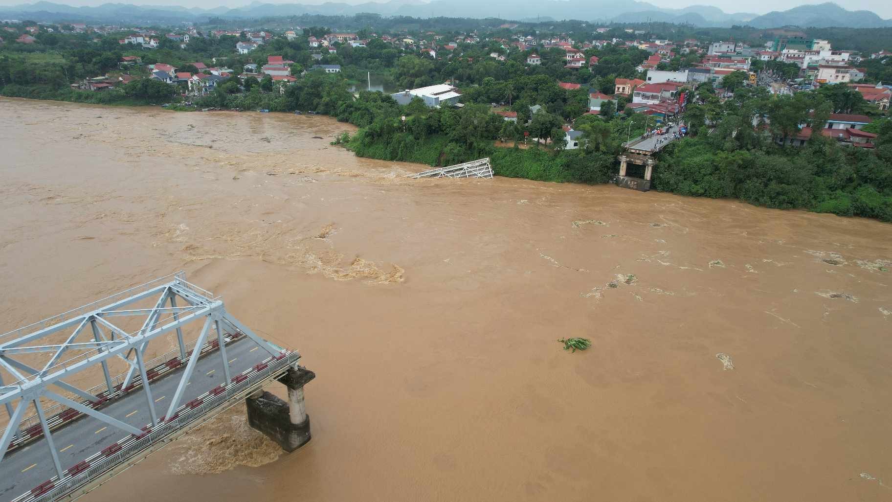 Hạ thủy thử nghiệm nhịp cầu phao sau sự cố sập cầu Phong Châu Hạ thủy thử nghiệm nhịp cầu phao sau sự cố sập cầu Phong Châu
