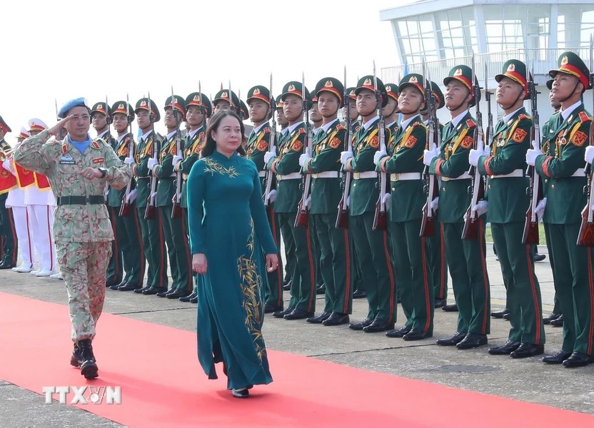 Phó Chủ tịch nước Võ Thị Ánh Xuân duyệt Đội danh dự Quân đội Nhân dân Việt Nam tại lễ xuất quân. (Ảnh: TTXVN) Phó Chủ tịch nước Võ Thị Ánh Xuân duyệt Đội danh dự Quân đội Nhân dân Việt Nam tại lễ xuất quân. (Ảnh: TTXVN)