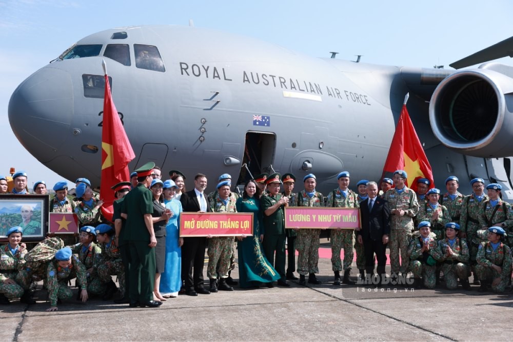 Máy bay siêu vận tải C17 của không quân Australia sẽ chở các chiến sĩ “mũ nồi xanh” Việt Nam lên đường thực hiện nhiệm vụ gìn giữ hòa bình Liên hợp quốc. (Ảnh: Báo Lao Động) Máy bay siêu vận tải C17 của không quân Australia sẽ chở các chiến sĩ “mũ nồi xanh” Việt Nam lên đường thực hiện nhiệm vụ gìn giữ hòa bình Liên hợp quốc. (Ảnh: Báo Lao Động)