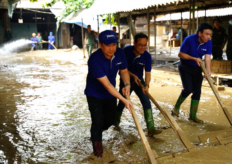 “Đến tận những nơi bị ảnh hưởng bởi bão lũ mới cảm thấy được sự tàn phá nặng nề của thiên tai và mất mát của bà con. Nhưng cũng trong hoàn cảnh khó khăn ấy, mới thấy tình người cũng thật ấm áp. Tham gia hỗ trợ người dân vùng bão lũ, cá nhân tôi và anh chị em đồng nghiệp càng mong muốn được góp sức nhiều hơn với những hoạt động cộng đồng của công ty”, anh Tạ Xuân Tuấn, Giám đốc kinh doanh miền Bắc, Vinamilk, chia sẻ. “Đến tận những nơi bị ảnh hưởng bởi bão lũ mới cảm thấy được sự tàn phá nặng nề của thiên tai và mất mát của bà con. Nhưng cũng trong hoàn cảnh khó khăn ấy, mới thấy tình người cũng thật ấm áp. Tham gia hỗ trợ người dân vùng bão lũ, cá nhân tôi và anh chị em đồng nghiệp càng mong muốn được góp sức nhiều hơn với những hoạt động cộng đồng của công ty”, anh Tạ Xuân Tuấn, Giám đốc kinh doanh miền Bắc, Vinamilk, chia sẻ.