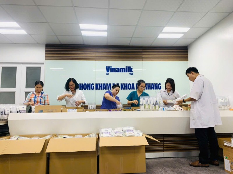 Ngoài ra, các y bác sĩ, dược sĩ của Phòng khám đa khoa An Khang (Vinamilk) tại TP.HCM cũng đã cùng nhau chuẩn bị 600 túi thuốc gia đình để gửi đến bà con các tỉnh miền Bắc như Hà Giang, Tuyên Quang... Túi thuốc gồm các loại thuốc cơ bản cần thiết, được kèm theo tờ hướng dẫn cụ thể, rõ ràng để người dân sử dụng. Ngoài ra, các y bác sĩ, dược sĩ của Phòng khám đa khoa An Khang (Vinamilk) tại TP.HCM cũng đã cùng nhau chuẩn bị 600 túi thuốc gia đình để gửi đến bà con các tỉnh miền Bắc như Hà Giang, Tuyên Quang... Túi thuốc gồm các loại thuốc cơ bản cần thiết, được kèm theo tờ hướng dẫn cụ thể, rõ ràng để người dân sử dụng.