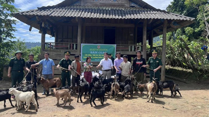 Trao sinh kế cho hộ nghèo ở xã biên giới của huyện Kỳ Sơn (Nghệ An) Trao sinh kế cho hộ nghèo ở xã biên giới của huyện Kỳ Sơn (Nghệ An)