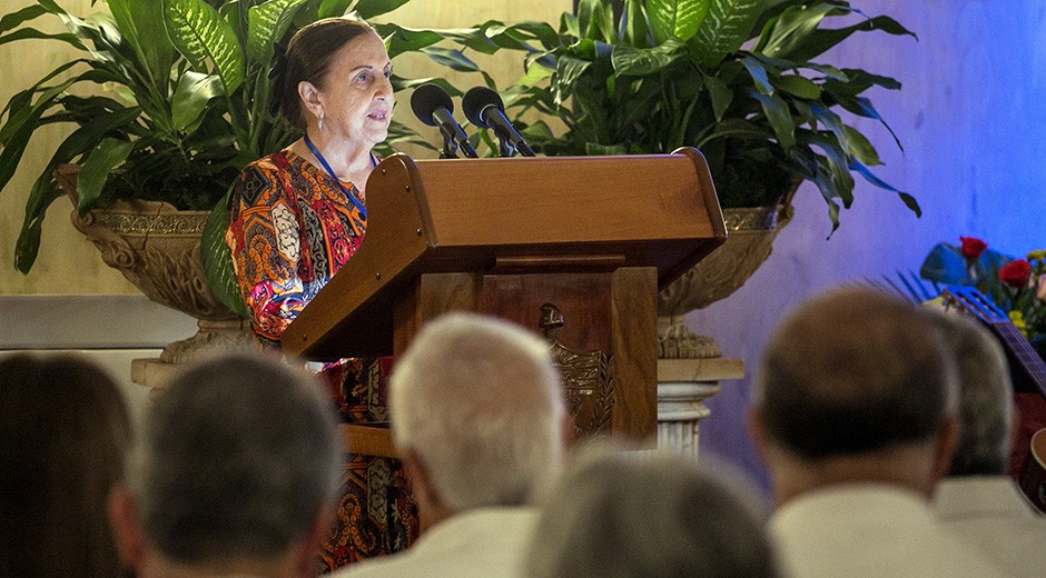 Ủy viên Trung ương Đảng Cộng sản Cuba, Chủ tịch Hội hữu nghị Cuba-Việt Nam Yolanda Ferrer Gomez ôn lại những kỷ niệm không thể nào quên khi cùng với nữ anh hùng Cuba Melba Hernandez tham gia sáng lập Ủy ban Cuba đoàn kết với miền Nam Việt Nam, tổ chức đầu tiên trên thế giới đoàn kết với miền Nam Việt Nam, theo chỉ thị của Tổng Tư lệnh Fidel Castro. (Ảnh: Cubadebate) Ủy viên Trung ương Đảng Cộng sản Cuba, Chủ tịch Hội hữu nghị Cuba-Việt Nam Yolanda Ferrer Gomez ôn lại những kỷ niệm không thể nào quên khi cùng với nữ anh hùng Cuba Melba Hernandez tham gia sáng lập Ủy ban Cuba đoàn kết với miền Nam Việt Nam, tổ chức đầu tiên trên thế giới đoàn kết với miền Nam Việt Nam, theo chỉ thị của Tổng Tư lệnh Fidel Castro. (Ảnh: Cubadebate)