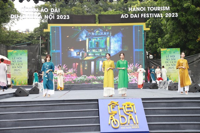 Lễ hội áo dài du lịch Hà Nội đã trở thành sự kiện thường niên vào đầu tháng 10 hàng năm (Ảnh: T.L). Lễ hội áo dài du lịch Hà Nội đã trở thành sự kiện thường niên vào đầu tháng 10 hàng năm (Ảnh: T.L).