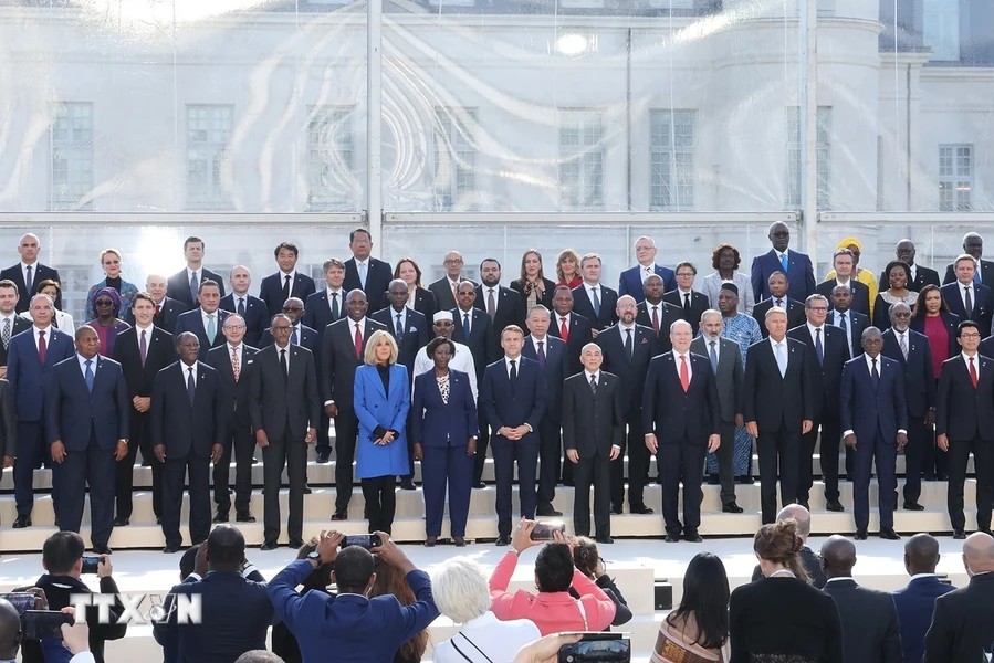 Tổng Bí thư, Chủ tịch nước Tô Lâm, Tổng thống Cộng hòa Pháp Emmanuel Macron và Trưởng đoàn các nước Pháp ngữ chụp ảnh chung. (Ảnh: TTXVN)