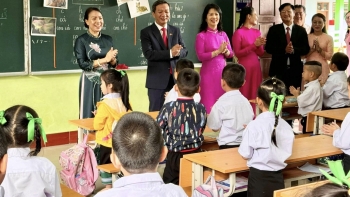 Mô hình song ngữ Việt - Lào: thắt chặt tình hữu nghị hai dân tộc