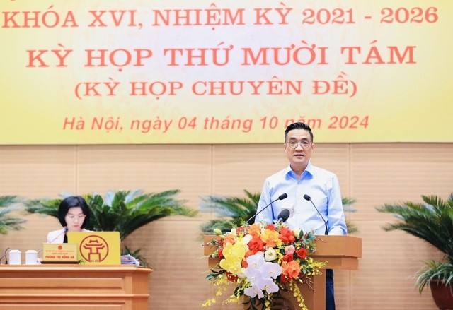 Giám đốc Sở Quy hoạch - Kiến trúc Nguyễn Trọng Kỳ Anh trình bày Tờ trình tại kỳ họp (Ảnh: T.L). Giám đốc Sở Quy hoạch - Kiến trúc Nguyễn Trọng Kỳ Anh trình bày Tờ trình tại kỳ họp (Ảnh: T.L).