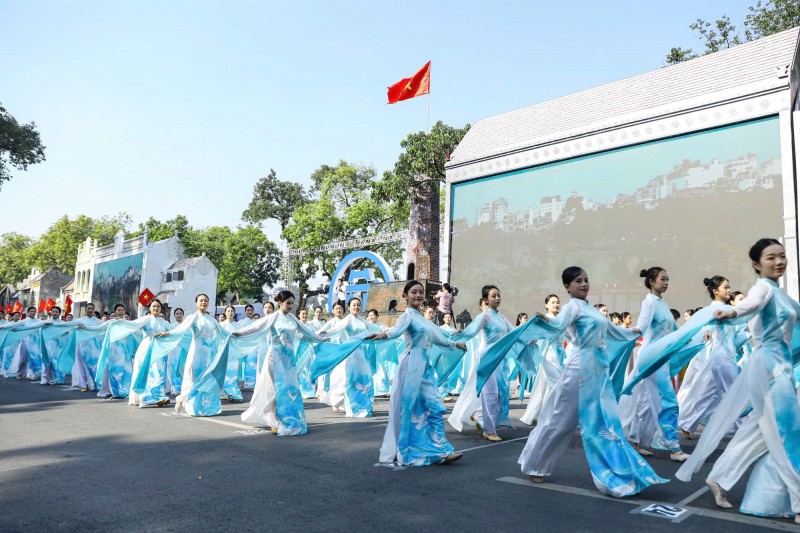 “Thăng Long - Hà Nội trường tồn cùng tuế nguyệt, vững vàng, khí phách hiên ngang” “Thăng Long - Hà Nội trường tồn cùng tuế nguyệt, vững vàng, khí phách hiên ngang”