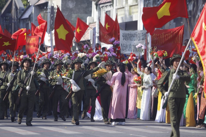 “Thăng Long - Hà Nội trường tồn cùng tuế nguyệt, vững vàng, khí phách hiên ngang” “Thăng Long - Hà Nội trường tồn cùng tuế nguyệt, vững vàng, khí phách hiên ngang”