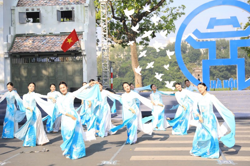 “Thăng Long - Hà Nội trường tồn cùng tuế nguyệt, vững vàng, khí phách hiên ngang” “Thăng Long - Hà Nội trường tồn cùng tuế nguyệt, vững vàng, khí phách hiên ngang”