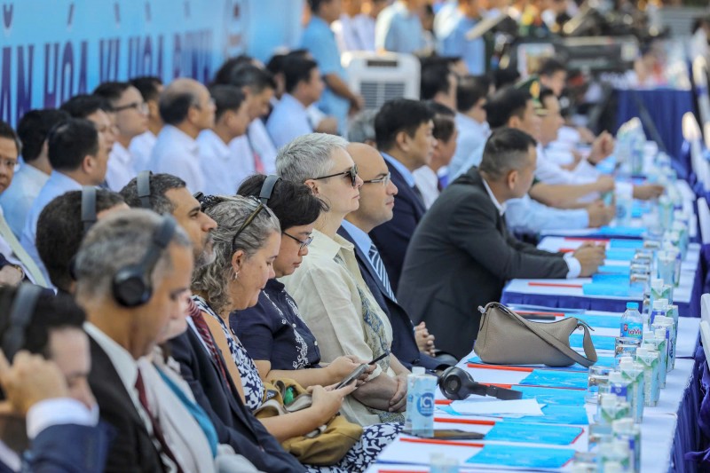 “Thăng Long - Hà Nội trường tồn cùng tuế nguyệt, vững vàng, khí phách hiên ngang” “Thăng Long - Hà Nội trường tồn cùng tuế nguyệt, vững vàng, khí phách hiên ngang”