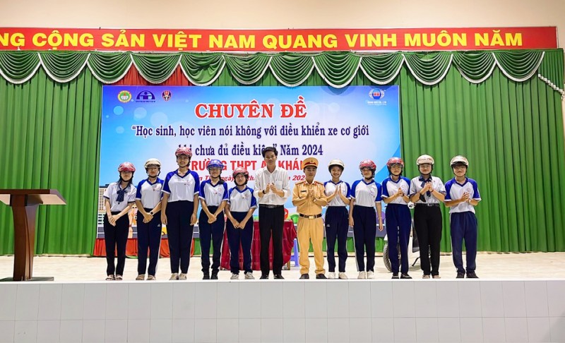Học sinh Cần Thơ nói không với điều khiển xe cơ giới khi chưa đủ điều kiện