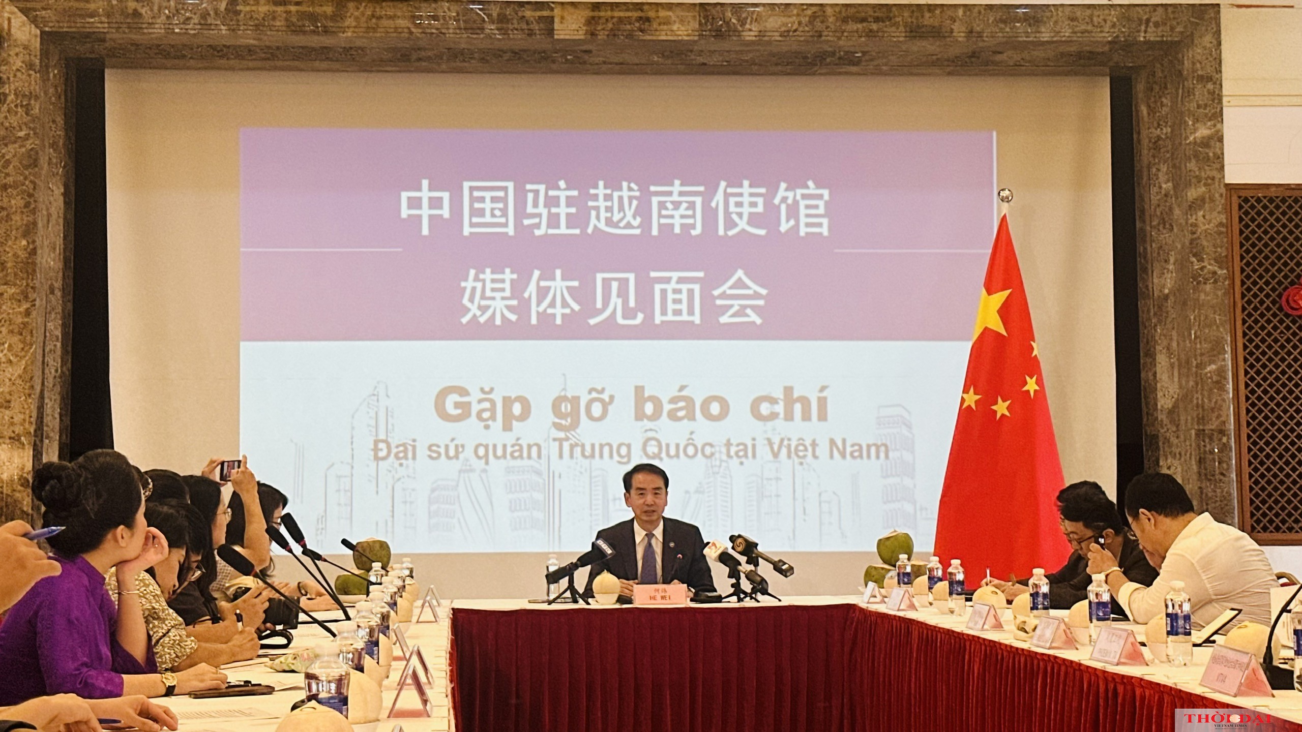 Đại sứ đặc mệnh toàn quyền Cộng hòa Nhân dân Trung Hoa tại Việt Nam Hà Vĩ gặp gỡ báo chí. Ảnh: Mai Thuỳ