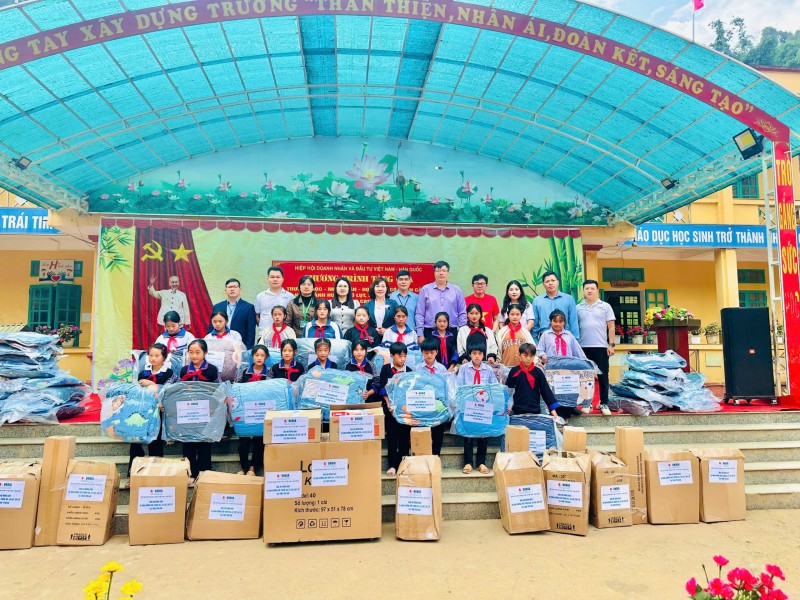 VKBIA tặng nhu yếu phẩm cho người dân và các trường học tại Yên Bái