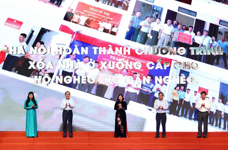 Lãnh đạo TP Hà Nội thực hiện nghi thức công bố ''Hà Nội hoàn thành chương trình xóa nhà ở xuống cấp cho hộ nghèo, hộ cận nghèo'' (Ảnh: T.L). Lãnh đạo TP Hà Nội thực hiện nghi thức công bố ''Hà Nội hoàn thành chương trình xóa nhà ở xuống cấp cho hộ nghèo, hộ cận nghèo'' (Ảnh: T.L).