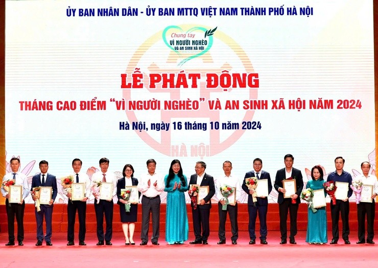 Lãnh đạo TP Hà Nội tiếp nhận sự ủng hộ và trao Thư cảm ơn ghi nhận sự ủng hộ của các đơn vị tiêu biểu (Ảnh: T.L). Lãnh đạo TP Hà Nội tiếp nhận sự ủng hộ và trao Thư cảm ơn ghi nhận sự ủng hộ của các đơn vị tiêu biểu (Ảnh: T.L).