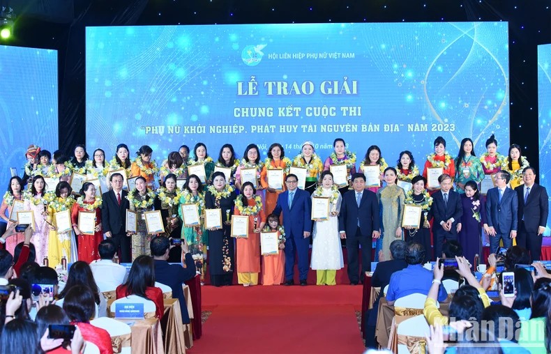 Phụ nữ Việt Nam: Tự tin vươn mình trong kỷ nguyên mới Phụ nữ Việt Nam: Tự tin vươn mình trong kỷ nguyên mới