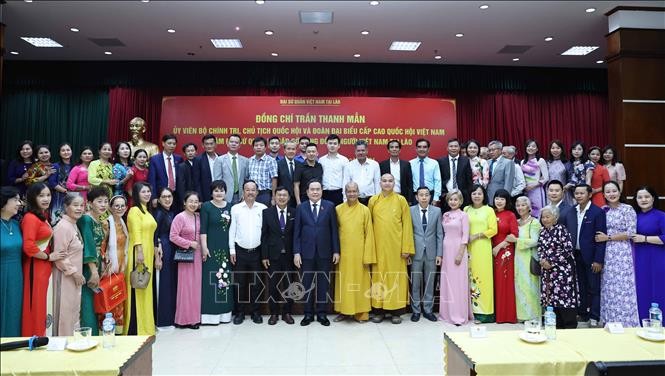 Chủ tịch Quốc hội Trần Thanh Mẫn với cộng đồng người Việt Nam tại Lào. Ảnh: Thống Nhất/TTXVN