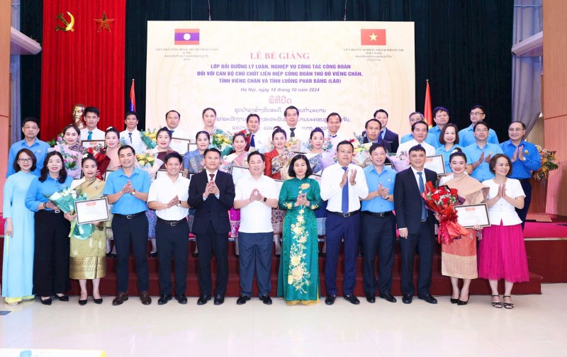 Các đại biểu chụp ảnh lưu niệm với các học viên (Ảnh: T.L). Các đại biểu chụp ảnh lưu niệm với các học viên (Ảnh: T.L).