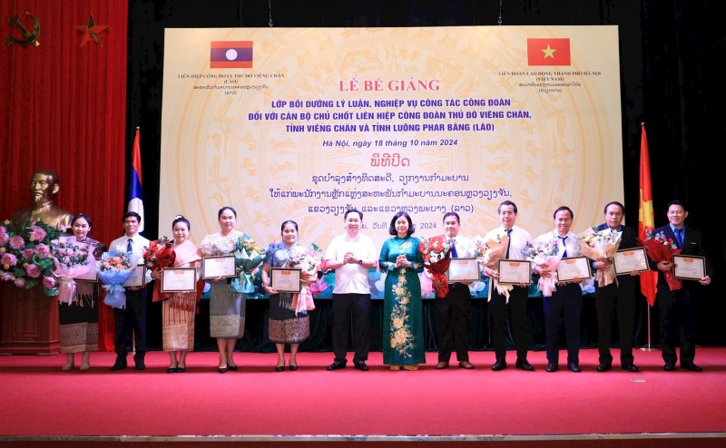 Phó Bí thư Thường trực Thành ủy Nguyễn Thị Tuyến trao Giấy khen, tặng hoa chúc mừng các học viên (Ảnh: T.L). Phó Bí thư Thường trực Thành ủy Nguyễn Thị Tuyến trao Giấy khen, tặng hoa chúc mừng các học viên (Ảnh: T.L).