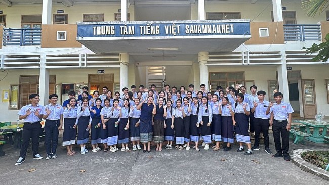 Chung tay "ươm mầm" tiếng Việt khắp năm châu