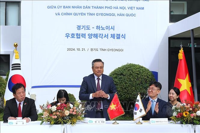 Chủ tịch thành phố Hà Nội Trần Sỹ Thanh phát biểu tại Lễ ký Biên bản ghi nhớ về thiết lập quan hệ hữu nghị và hợp tác giữa UBND thành phố Hà Nội và Chính quyền tỉnh Gyeonggi (Ảnh: TTXVN). Chủ tịch thành phố Hà Nội Trần Sỹ Thanh phát biểu tại Lễ ký Biên bản ghi nhớ về thiết lập quan hệ hữu nghị và hợp tác giữa UBND thành phố Hà Nội và Chính quyền tỉnh Gyeonggi (Ảnh: TTXVN).