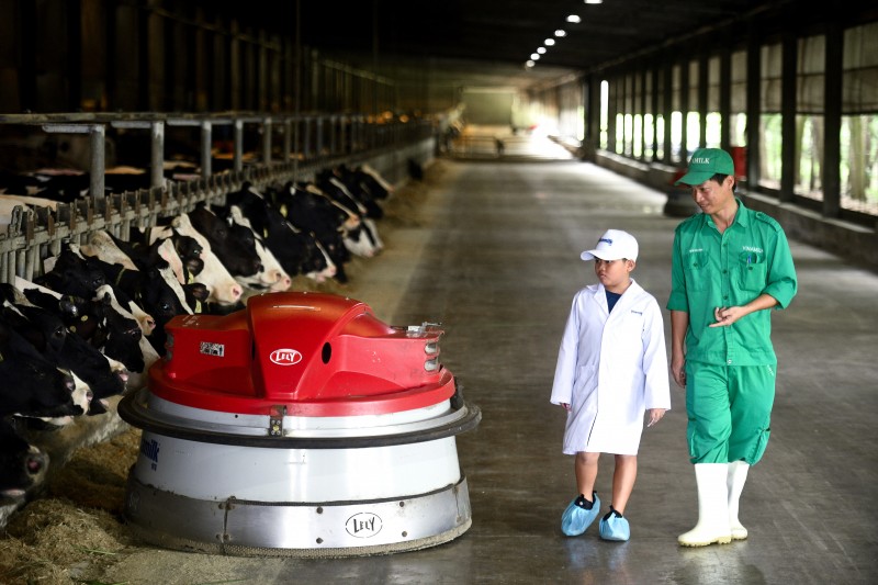 Học sinh thích thú khám phá trang trại, nhà máy “xanh” sản xuất ra hộp sữa Vinamilk Học sinh thích thú khám phá trang trại, nhà máy “xanh” sản xuất ra hộp sữa Vinamilk