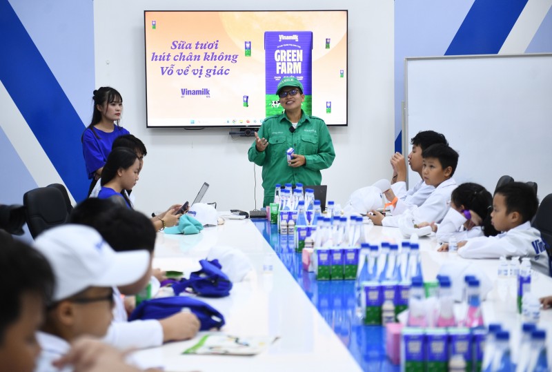 Học sinh thích thú khám phá trang trại, nhà máy “xanh” sản xuất ra hộp sữa Vinamilk Học sinh thích thú khám phá trang trại, nhà máy “xanh” sản xuất ra hộp sữa Vinamilk