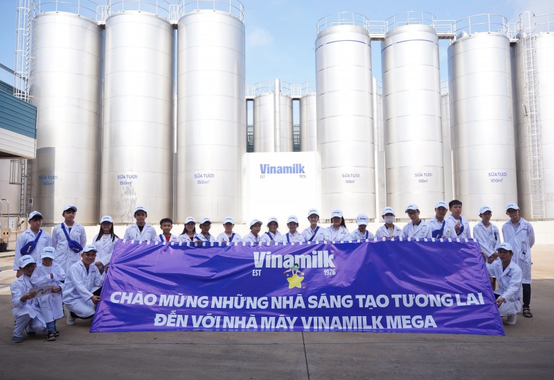 Học sinh thích thú khám phá trang trại, nhà máy “xanh” sản xuất ra hộp sữa Vinamilk Học sinh thích thú khám phá trang trại, nhà máy “xanh” sản xuất ra hộp sữa Vinamilk