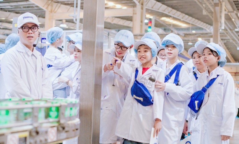 Học sinh thích thú khám phá trang trại, nhà máy “xanh” sản xuất ra hộp sữa Vinamilk Học sinh thích thú khám phá trang trại, nhà máy “xanh” sản xuất ra hộp sữa Vinamilk