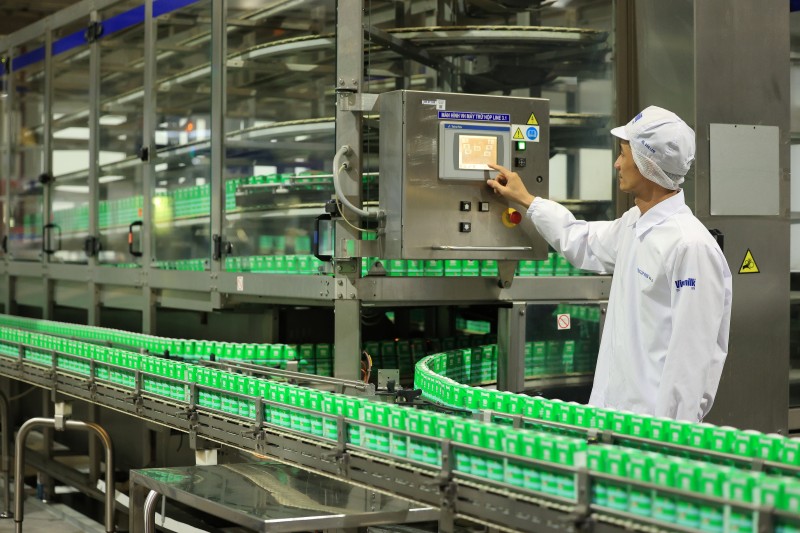 Học sinh thích thú khám phá trang trại, nhà máy “xanh” sản xuất ra hộp sữa Vinamilk Học sinh thích thú khám phá trang trại, nhà máy “xanh” sản xuất ra hộp sữa Vinamilk