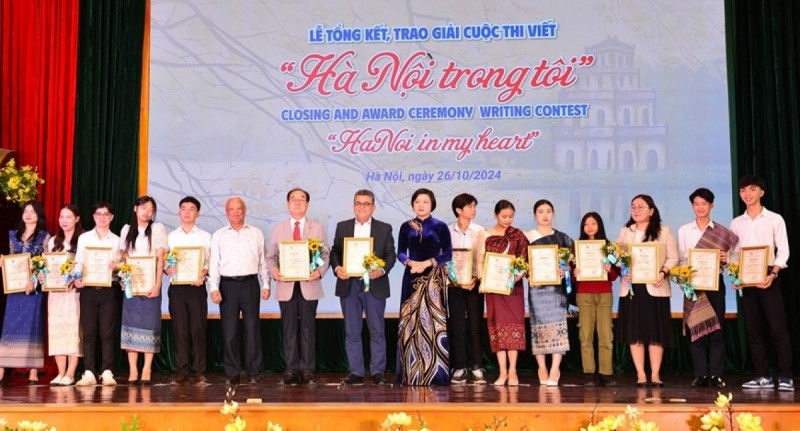 Ban tổ chức trao giải cho các tác giả đoạt giải cuộc thi viết (Ảnh: T.L). Ban tổ chức trao giải cho các tác giả đoạt giải cuộc thi viết (Ảnh: T.L).