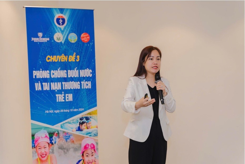 Bà Đoàn Thị Thu Huyền đưa ra các khuyến nghị tại chuyên đề về phòng chống đuối nước trẻ em. Bà Đoàn Thị Thu Huyền đưa ra các khuyến nghị tại chuyên đề về phòng chống đuối nước trẻ em.