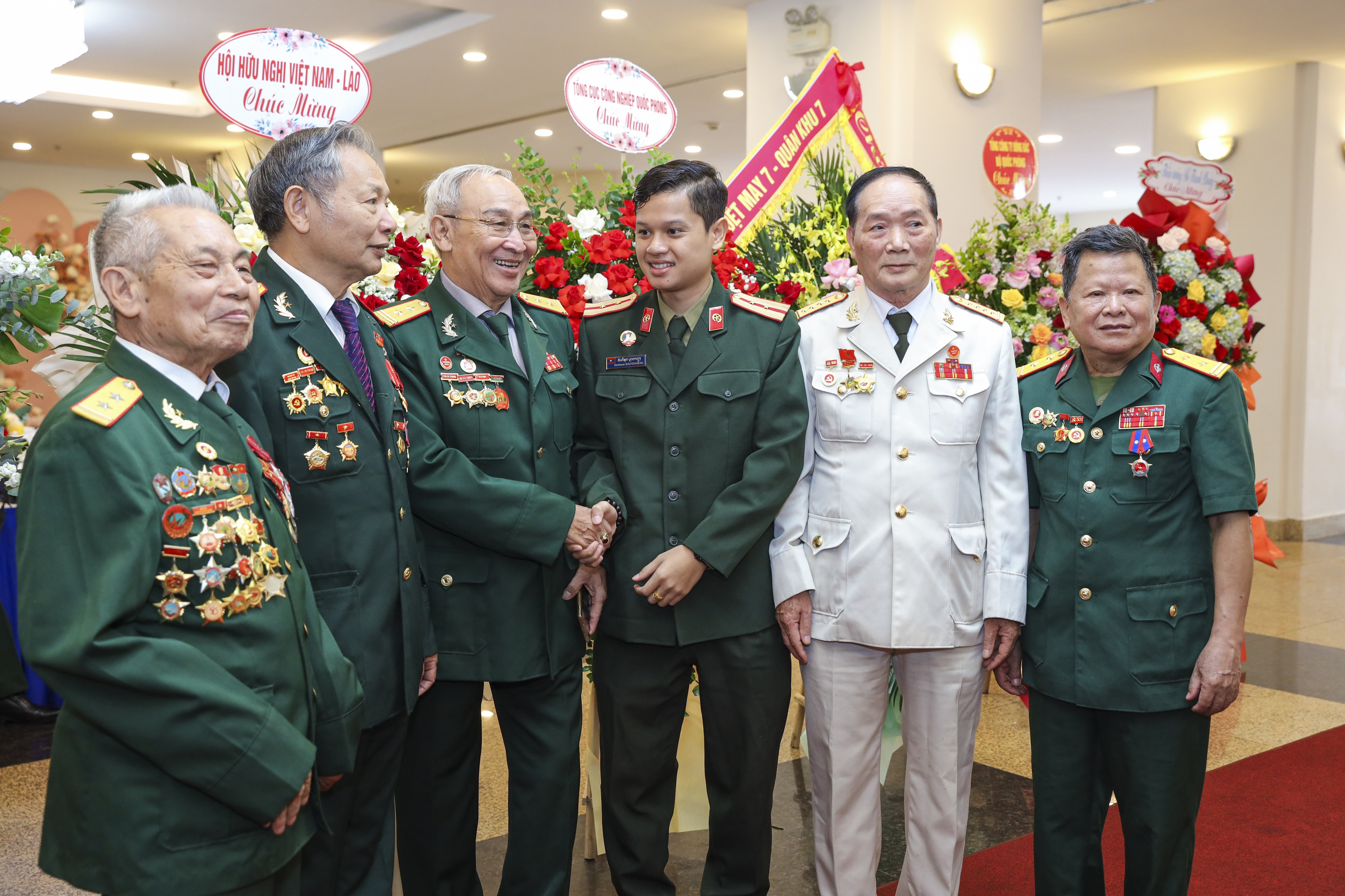Gặp mặt kỷ niệm 75 năm Ngày truyền thống Quân tình nguyện và Chuyên gia quân sự Việt Nam giúp cách mạng Lào Gặp mặt kỷ niệm 75 năm Ngày truyền thống Quân tình nguyện và Chuyên gia quân sự Việt Nam giúp cách mạng Lào