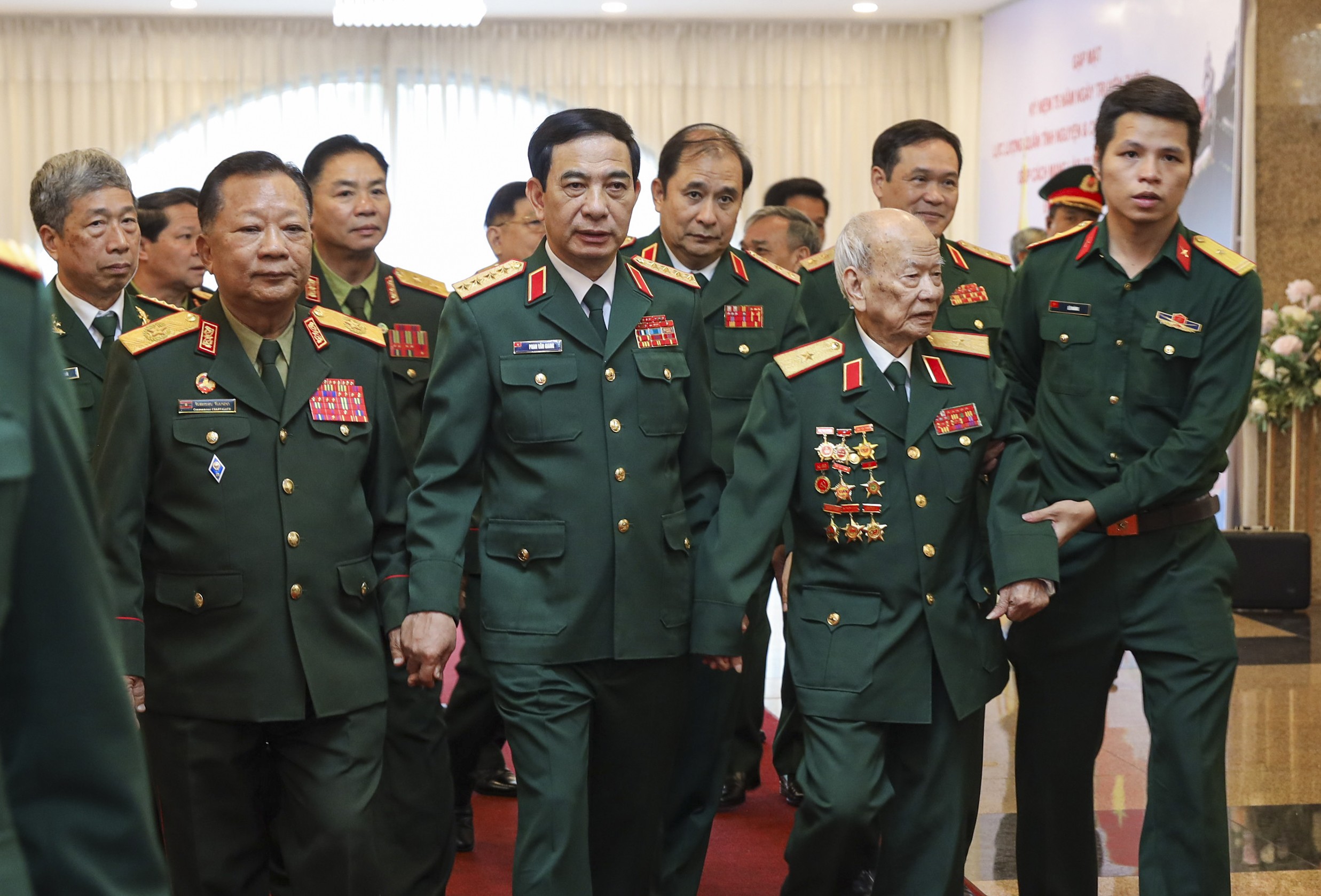 Gặp mặt kỷ niệm 75 năm Ngày truyền thống Quân tình nguyện và Chuyên gia quân sự Việt Nam giúp cách mạng Lào Gặp mặt kỷ niệm 75 năm Ngày truyền thống Quân tình nguyện và Chuyên gia quân sự Việt Nam giúp cách mạng Lào