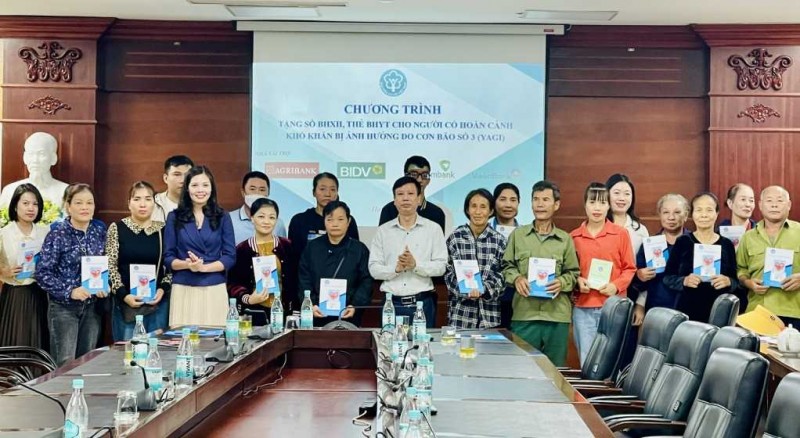 Lãnh đạo BHXH tỉnh cùng đại diện các nhà tài trợ trao tặng thẻ BHYT cho người dân có hoàn cảnh khó khăn trên địa bàn TP Hạ Long (Ảnh: T.L). Lãnh đạo BHXH tỉnh cùng đại diện các nhà tài trợ trao tặng thẻ BHYT cho người dân có hoàn cảnh khó khăn trên địa bàn TP Hạ Long (Ảnh: T.L).
