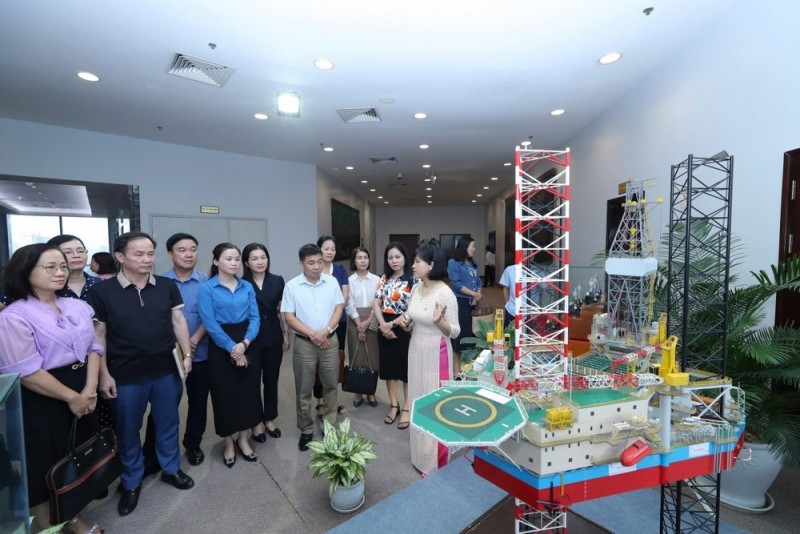Lớp cán bộ chủ chốt Công đoàn cấp tỉnh, thành phố, ngành Trung ương nghe giới thiệu về các công trình, dự án tiêu biểu của Tập đoàn Dầu khí Việt Nam (Ảnh: T.L). Lớp cán bộ chủ chốt Công đoàn cấp tỉnh, thành phố, ngành Trung ương nghe giới thiệu về các công trình, dự án tiêu biểu của Tập đoàn Dầu khí Việt Nam (Ảnh: T.L).