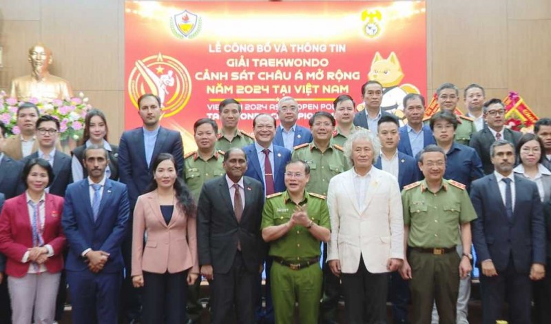 Phó Chủ tịch UBND tỉnh Nguyễn Thị Hạnh (hàng trước, thứ ba từ trái sang) chụp ảnh lưu niệm cùng đại biểu trong nước và quốc tế tham dự Lễ công bố Giải (Ảnh: T.L). Phó Chủ tịch UBND tỉnh Nguyễn Thị Hạnh (hàng trước, thứ ba từ trái sang) chụp ảnh lưu niệm cùng đại biểu trong nước và quốc tế tham dự Lễ công bố Giải (Ảnh: T.L).