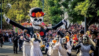 le hoi dia de los muertos nguoi ra di song mai trong long nguoi o lai