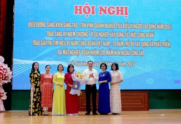 Đồng chí Nguyễn Văn Hách trao Quyết định thành lập Nghiệp đoàn nhóm lớp Mầm non ngoài công lập Phường Cổ Nhuế 1 (Ảnh: T.L). Đồng chí Nguyễn Văn Hách trao Quyết định thành lập Nghiệp đoàn nhóm lớp Mầm non ngoài công lập Phường Cổ Nhuế 1 (Ảnh: T.L).