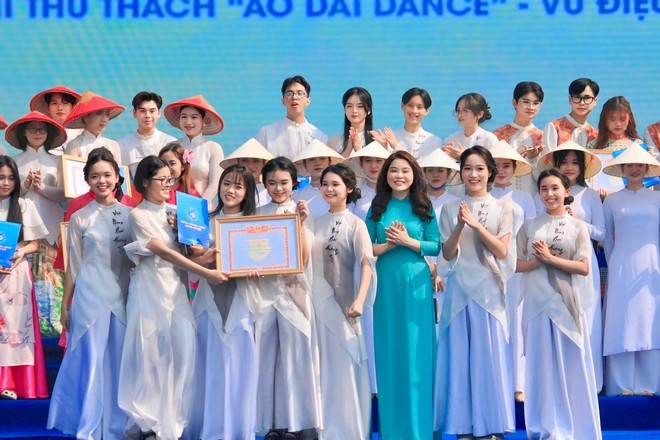 Hơn 3.000 thanh niên tìm hiểu văn hóa các quốc gia trên thế giới tại Hà Nội Hơn 3.000 thanh niên tìm hiểu văn hóa các quốc gia trên thế giới tại Hà Nội