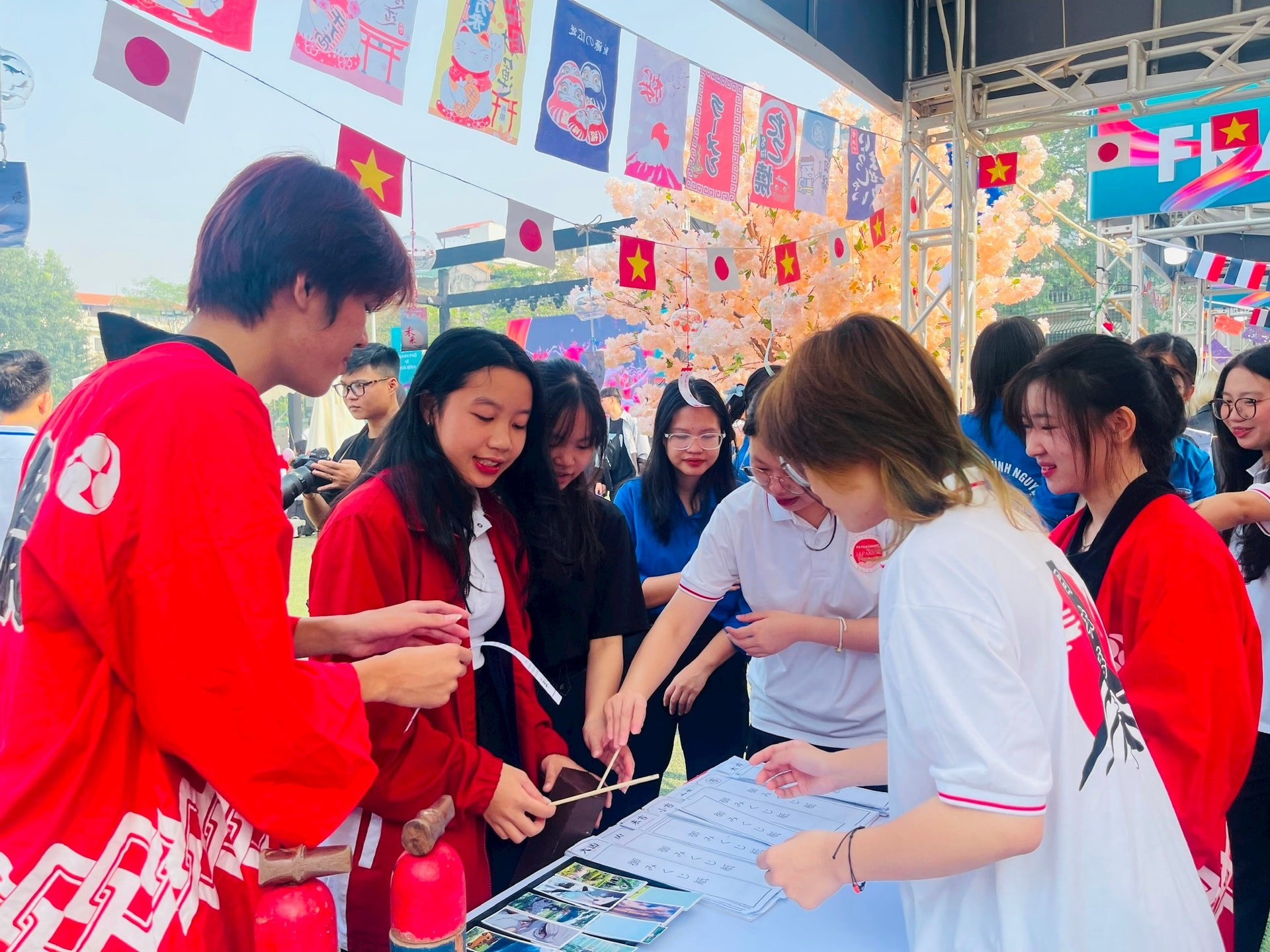 Hơn 3.000 thanh niên tìm hiểu văn hóa các quốc gia trên thế giới tại Hà Nội Hơn 3.000 thanh niên tìm hiểu văn hóa các quốc gia trên thế giới tại Hà Nội