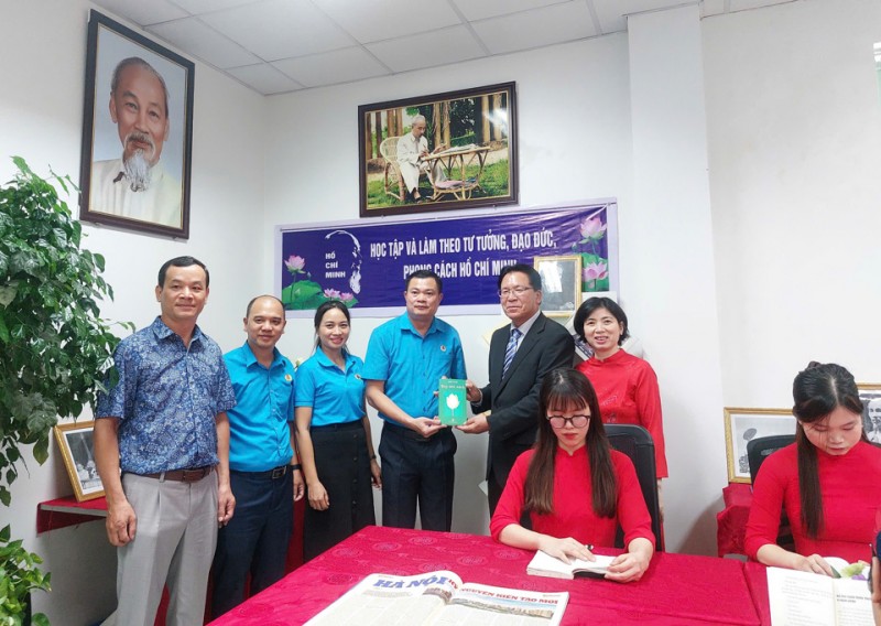 Làm phong phú đời sống văn hoá, tinh thần cho người lao động Làm phong phú đời sống văn hoá, tinh thần cho người lao động