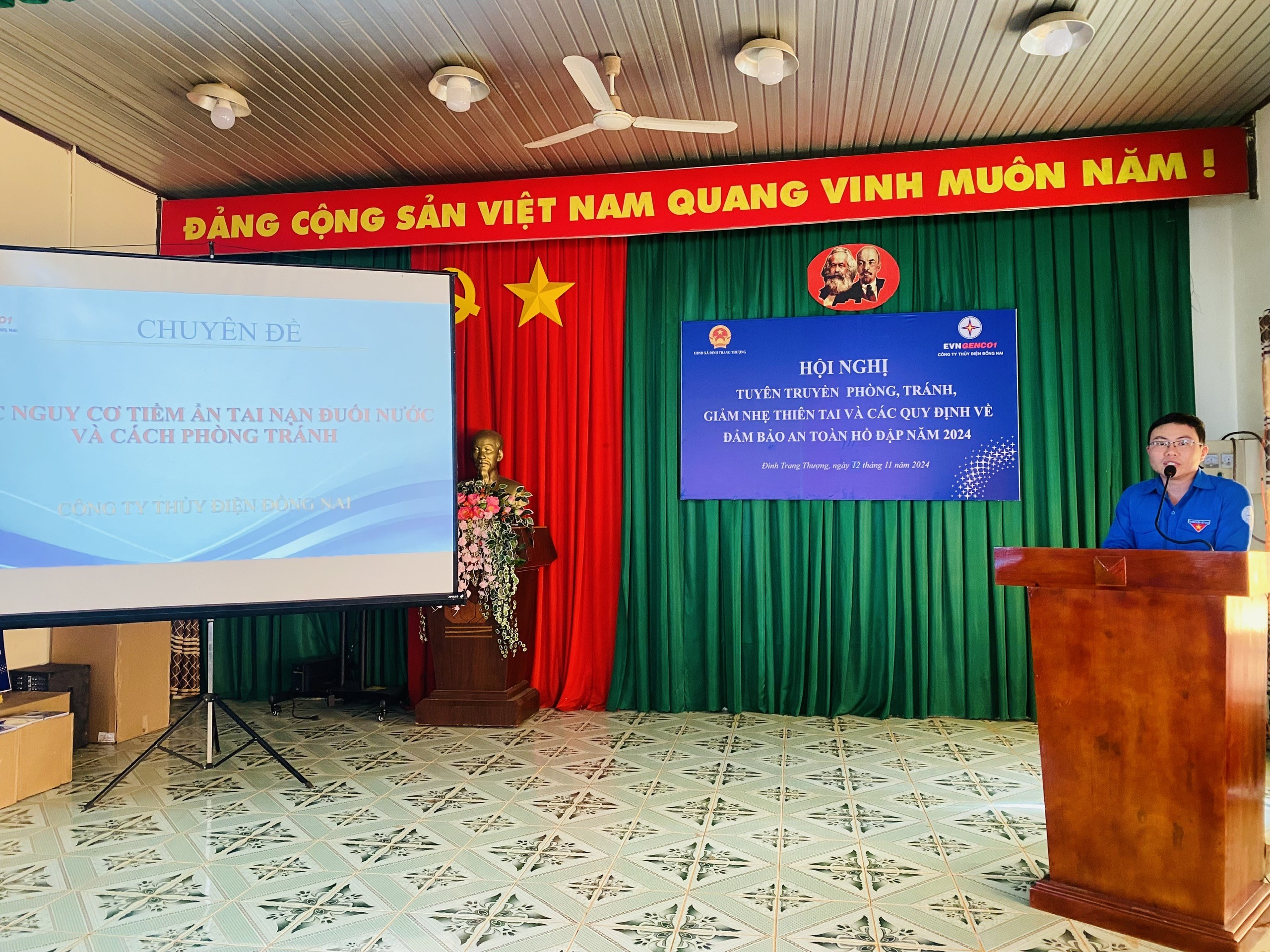 Ông Nguyễn Đức Thuận - Bí thư Đoàn thanh niên Công ty Thủy điện Đồng Nai trình bày nội dung tuyên truyền Ông Nguyễn Đức Thuận - Bí thư Đoàn thanh niên Công ty Thủy điện Đồng Nai trình bày nội dung tuyên truyền